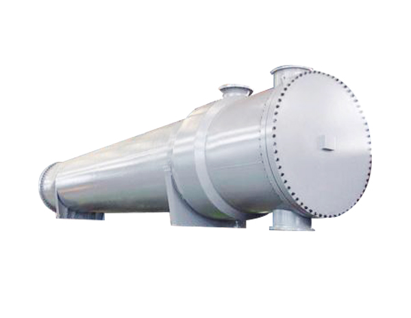 <b>目前，隨著我國石油、化工、制藥、輕工業(yè)的蓬勃發(fā)展，各行業(yè)對(duì)冷凝設(shè)備的需求量越來越大，大型多效蒸發(fā)裝置隨著處理量的增大對(duì)冷凝器的處理量要求也不斷增大，目前，國內(nèi)現(xiàn)有的板式冷凝器已經(jīng)不能滿足特大型多效低溫板式蒸發(fā)裝置的配套需求，另外，管式冷凝器雖然可以做到很大的處理量，但是他的體積龐大、傳冷系數(shù)低、成本高，連清洗也不方便。</b>