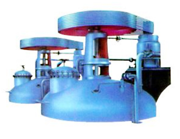 <b>我廠設(shè)計(jì)的 發(fā)酵罐 為標(biāo)準(zhǔn)式罐型，這種罐型當(dāng)公稱容積在6M3以下時(shí)罐采用夾套式。發(fā)酵氣的冷卻或加熱，均由夾套來完成。公稱容積為6M3以上時(shí)，發(fā)酵氣的冷卻由立式排管來?yè)?dān)負(fù)，在</b>